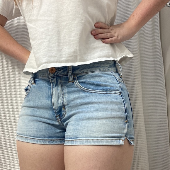 Women’s American Eagle light wash hi-rise shortie jean shorts. Size 4. - Picture 5 of 16